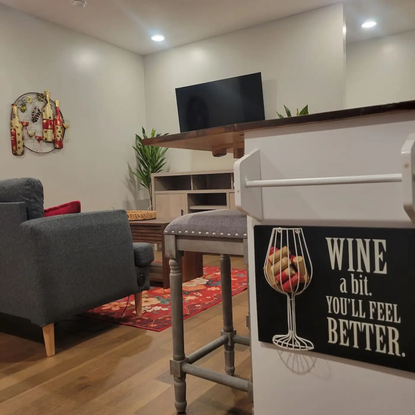 The Carriage House — Modern Escape for Work & Rest