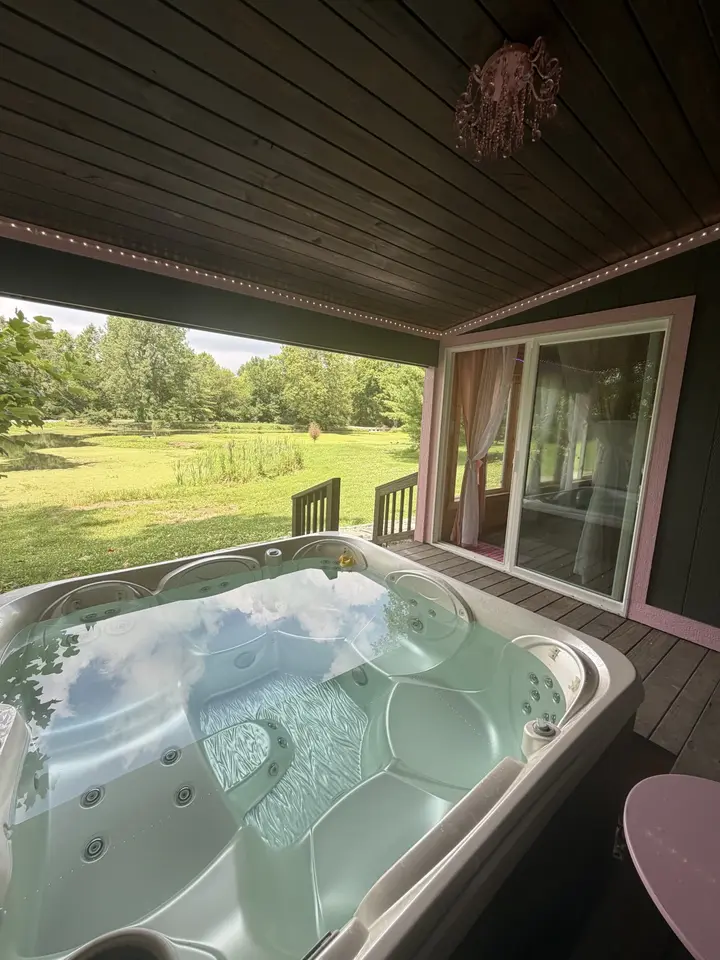 Rosey Rodeo — Tiny Cabin with Hot Tub & Lake Views